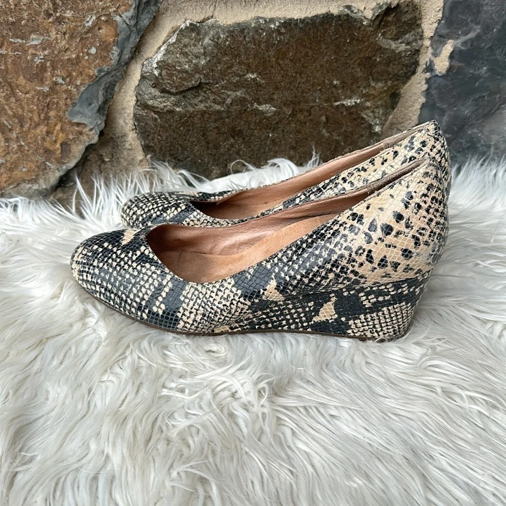 VIONIC Antonia Snakeskin Closed Toe Wedge Casual comfort low wedge sz 10